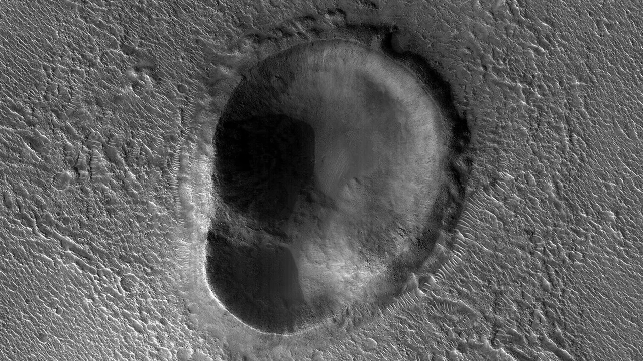 kulak-seklinde-mars-krateri-Pvwm.jpg