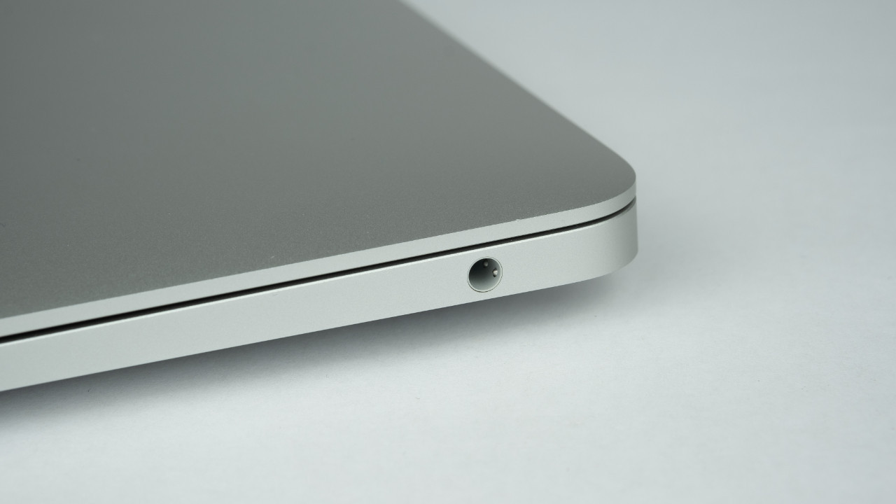 iPhone ve iPad'den kaldırılan kulaklık girişi, MacBook'ta neden halen var?