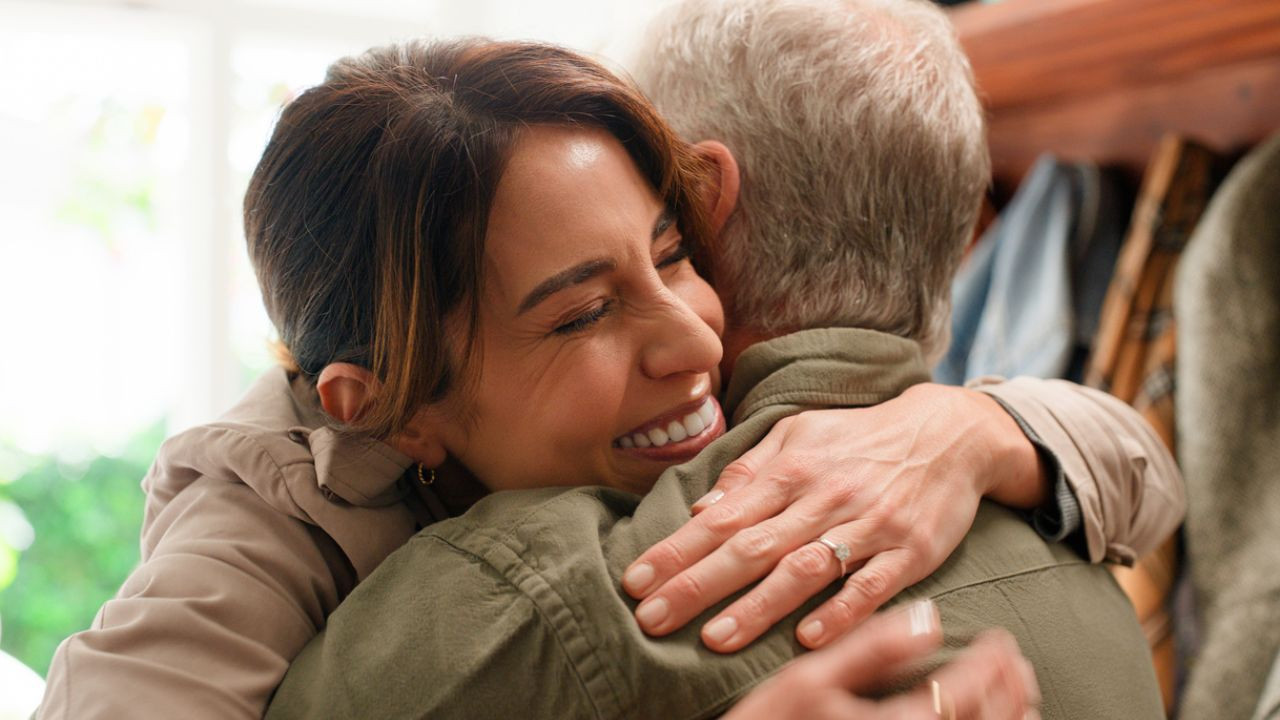Sarılmak neden bu kadar iyi hissettiriyor? Bilim açıklıyor