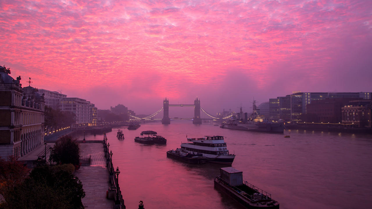 Sadece şanslı olanlar gördü: Gökyüzünü pembeye boyayan sisin gizemi