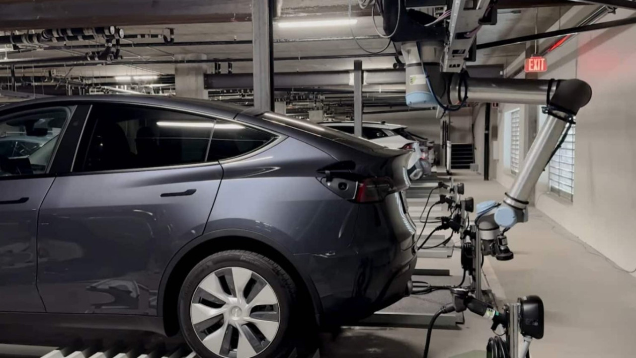 Bu apartmanda araçlarınızı robotlar park ediyor ve şarj ediyor