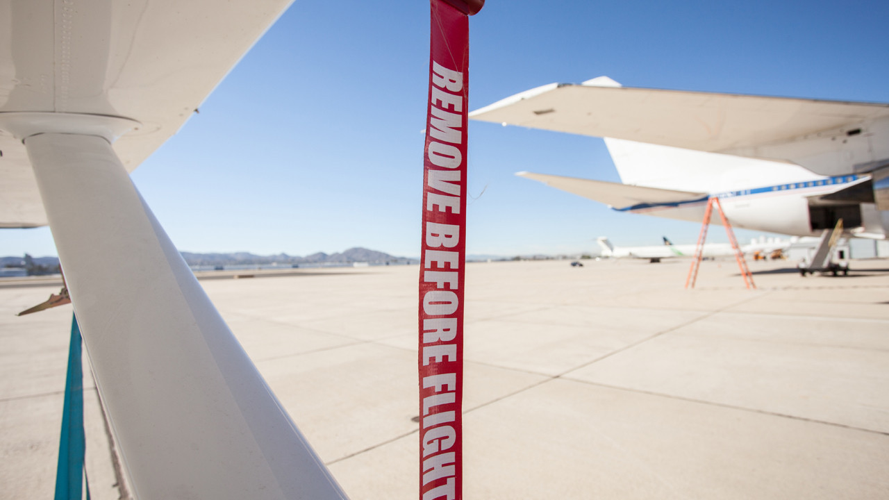 The secret of red strips on planes: not just an accessory, but the final line of defense