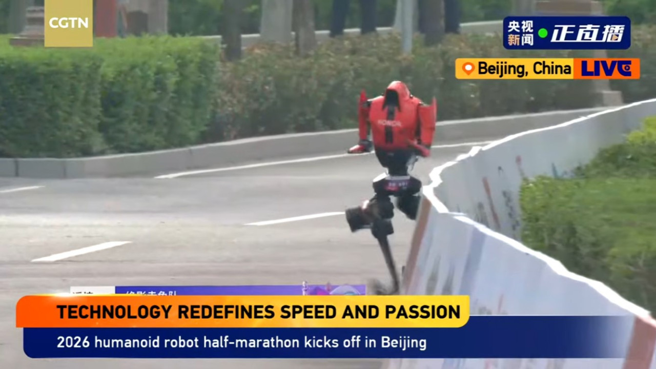 Robotların koşu yarışması: Düşe kalka başladılar, uçar gibi bitirdiler