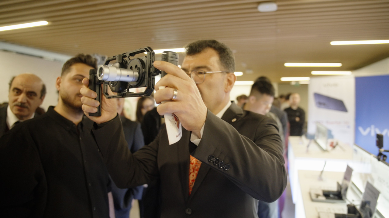 Henüz Türkiye'de satışa çıkmayan vivo X300 Ultra ilk kez bir üniversitede görüntülendi