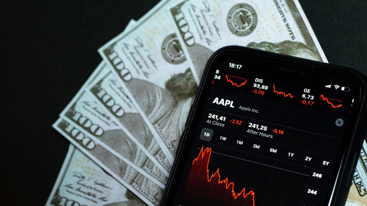 Apple'dan rekor bilanço: Gelirler uçtu ama hisseler çakıldı