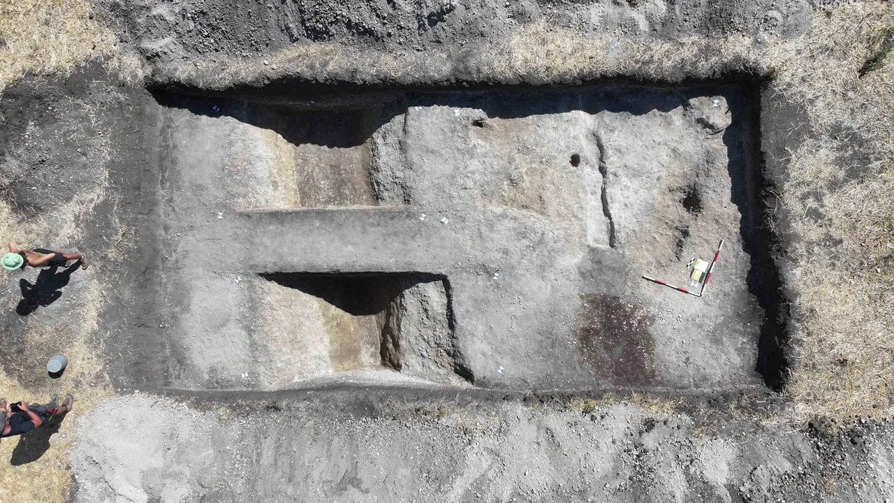 Stonehenge'den bin yıl daha eski: Çekya'da 6 bin 500 yıllık dev yapı bulundu