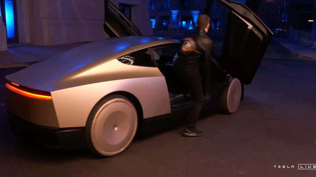 Tesla Cybercab yolcu almaya başladı: Direksiyon da pedal da yok