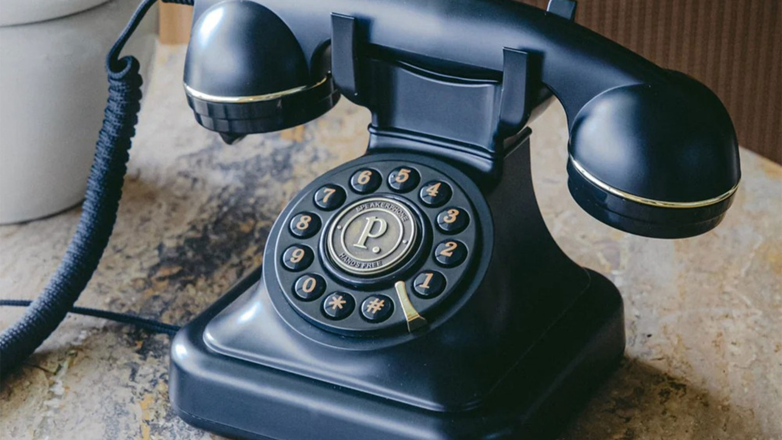 Akıllı telefonlara isyan etti, ev telefonu sayesinde milyoner oldu