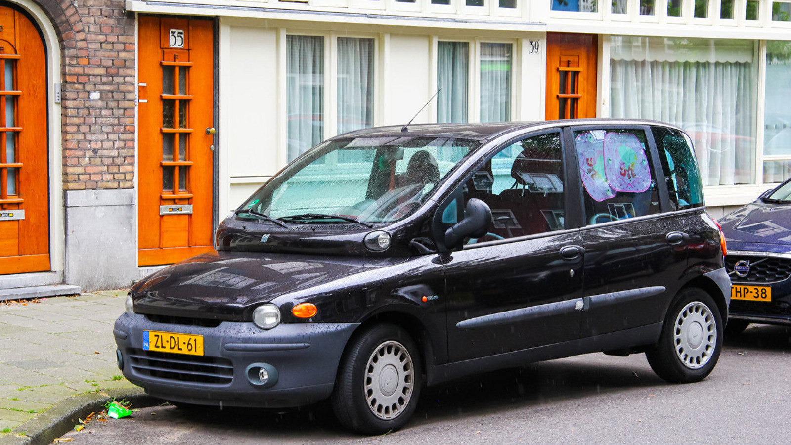 90’lı yıllara damga vuran en tuhaf otomobiller: Bu arabalar nasıl onay aldı?