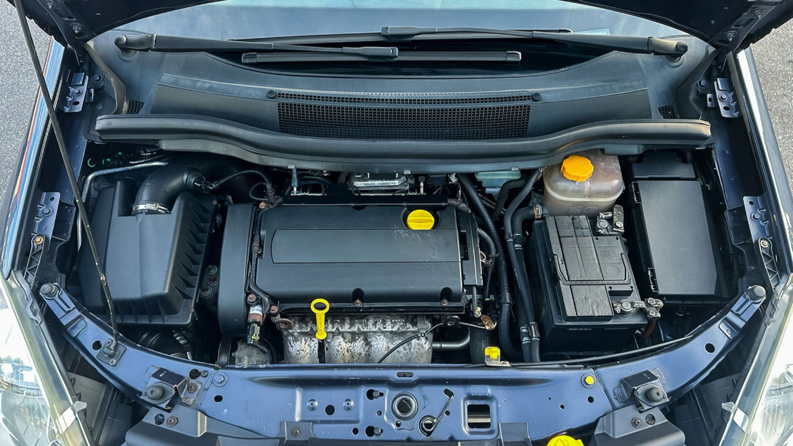 Otomobillerde bir devrin sonu: Artık kaputu açınca o çubuğu neden göremiyoruz?