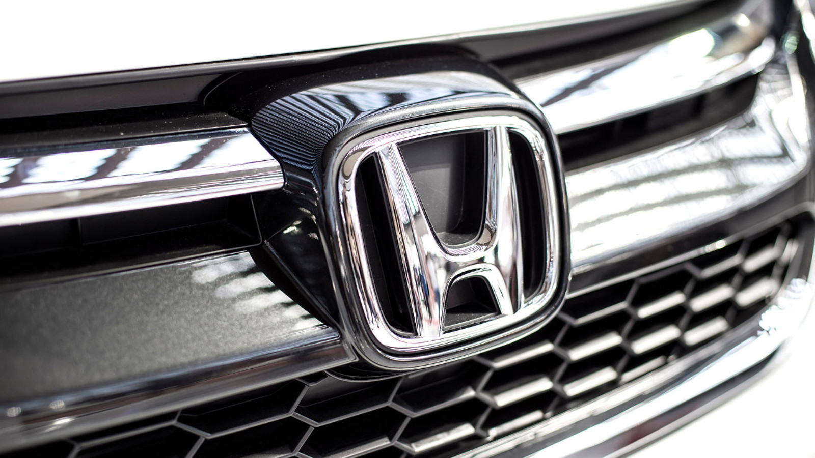 Honda 43 yıllık logosunu değiştiriyor: İşte yollarda göreceğimiz yeni Honda logosu