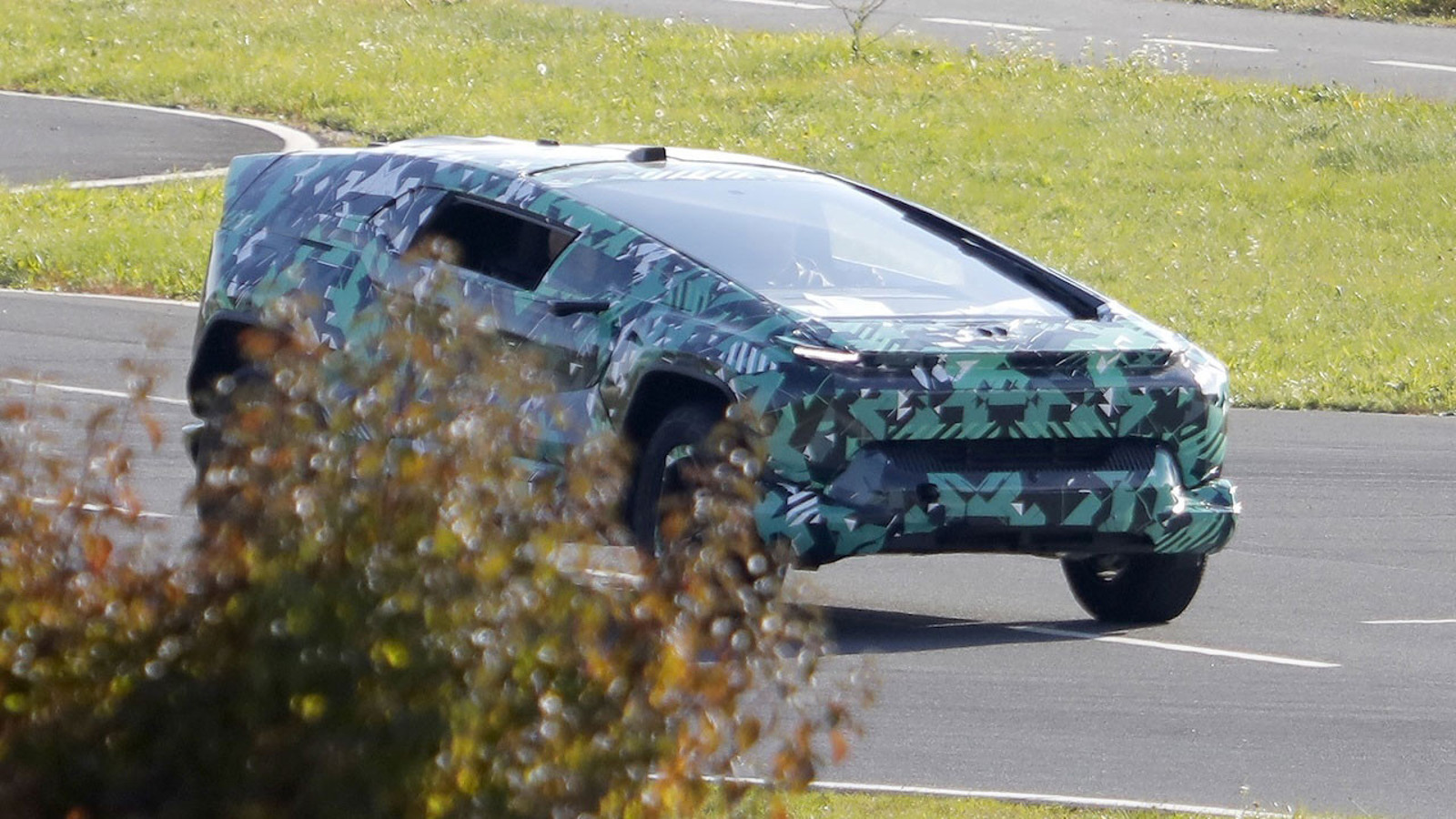 Suudi Arabistan’ın Cybertruck’I kameralara yakalandı