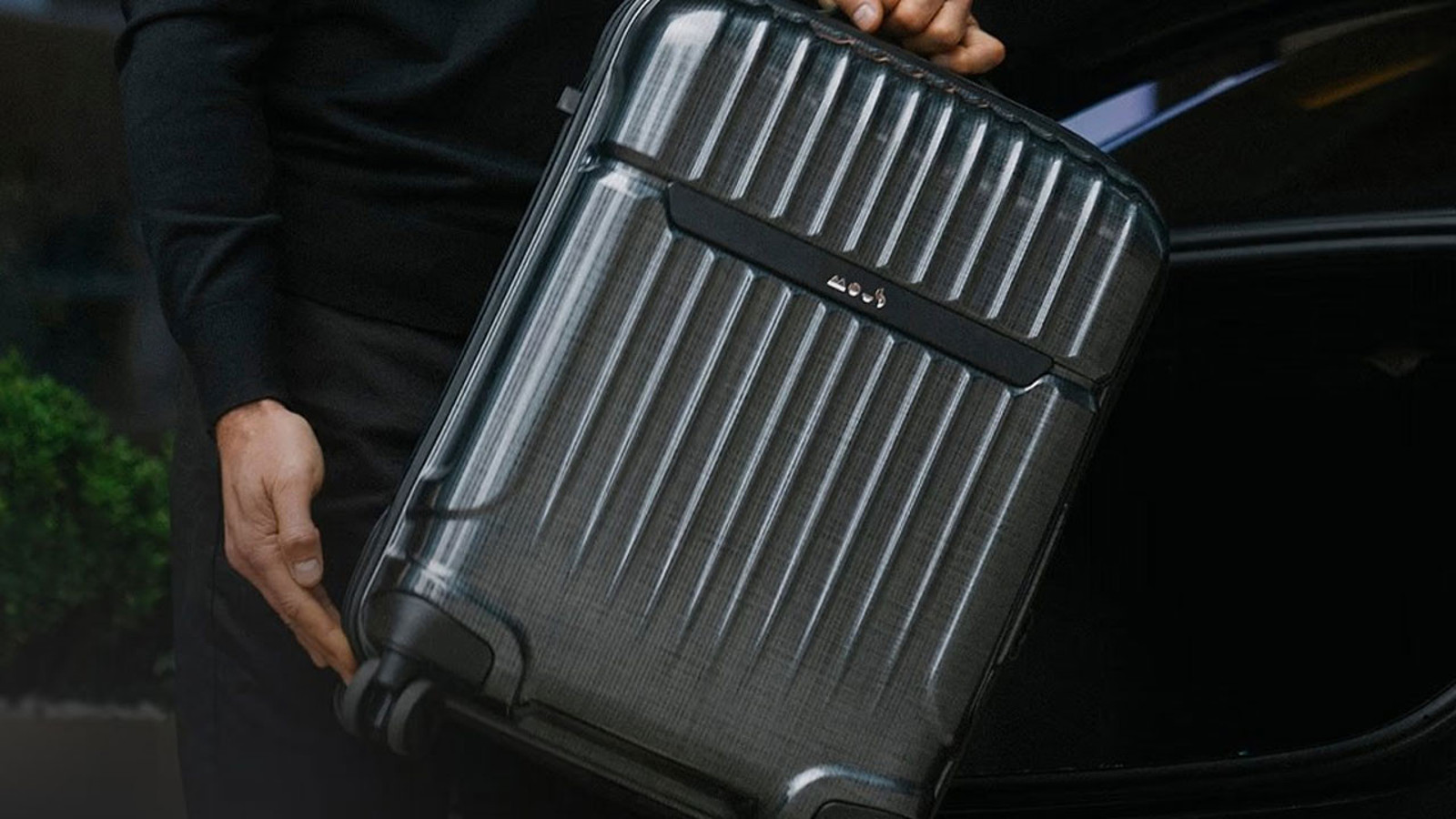 Uçaktan atılsa bile parçalanmayan valiz yaptılar