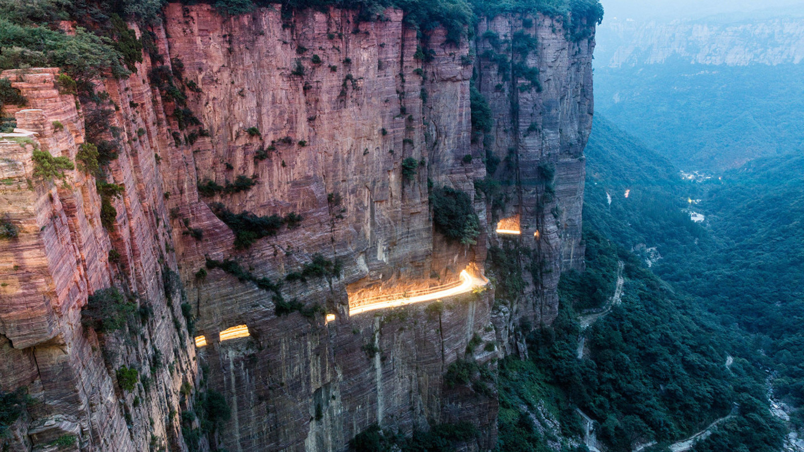 Bu yoldan geçmek cesaret istiyor: İşte Dünyanın en tehlikeli yolu