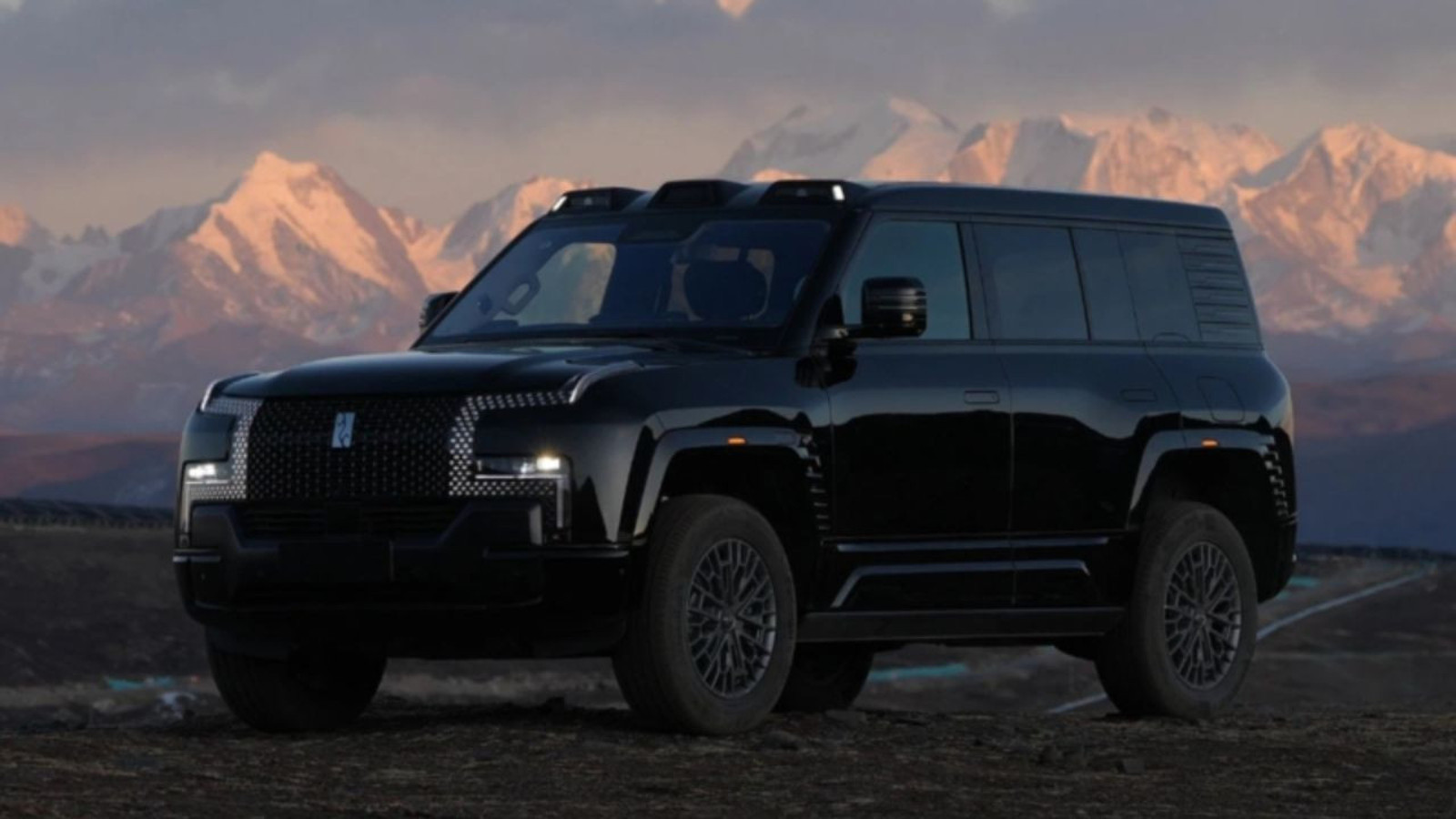 5 dakikada şarj olan 1180 beygirlik dev: Yangwang U8 sahneye çıktı