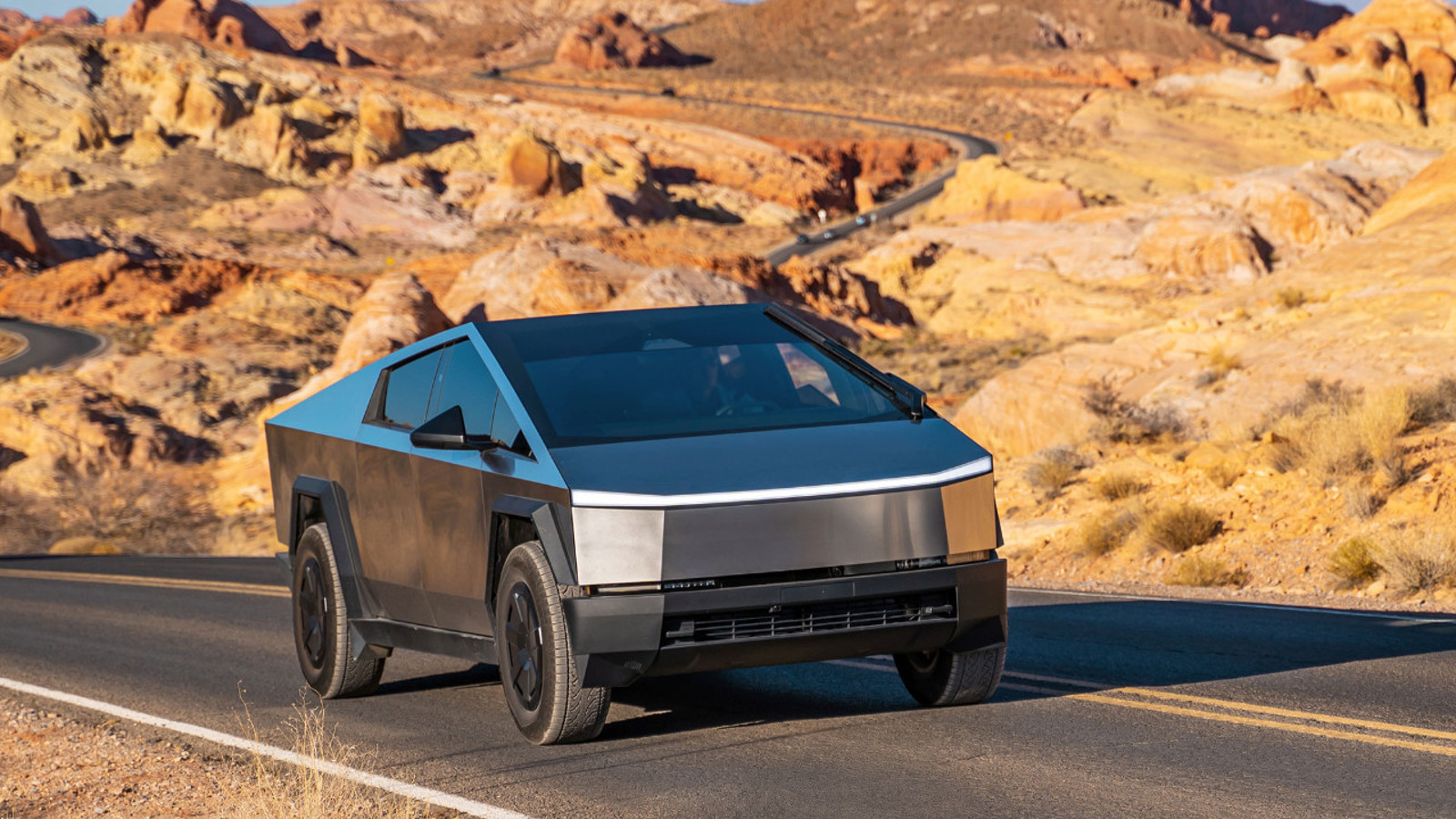 "Elon Musk'ı kovmalıydınız": Cybertruck kazasından sonra ağır suçlama