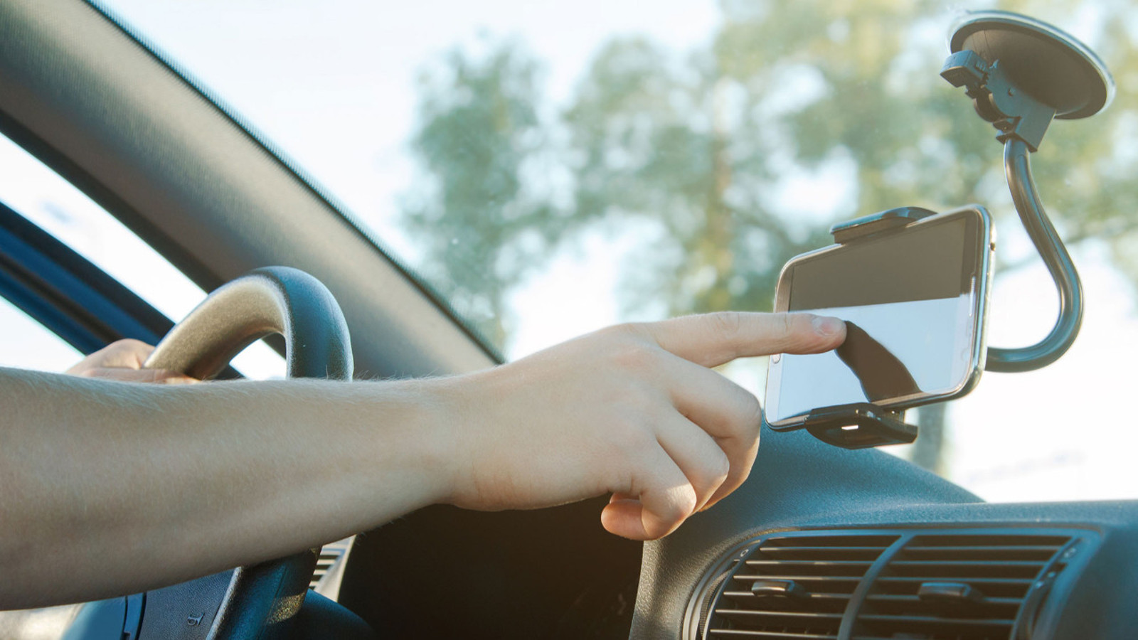 Cama takılan telefon tutuculara yasak geliyor