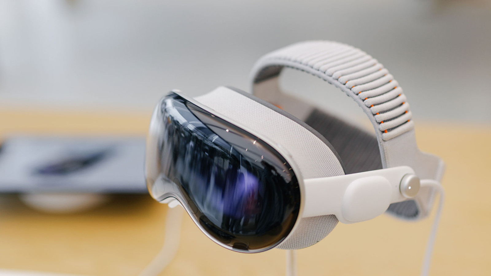 Apple Vision Pro neden başarısız oldu?