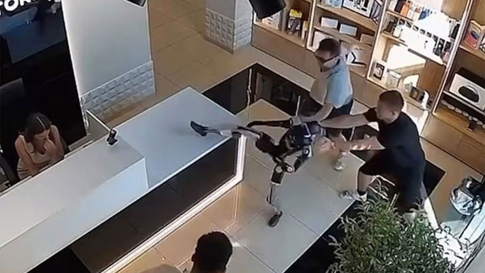 Rusya'da robot asistan müşteriye saldırdı