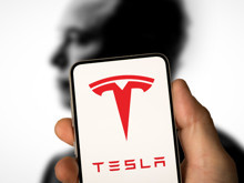 Elon Musk, kendisini eleştiren yöneticiyi apar topar kapıya koydu