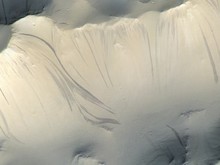 Mars'taki gizemli siyah çizgiler: Düşündüğümüz gibi değilmiş!