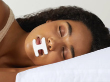 Sosyal medyanın saçma sapan trendlerine bir yenisi daha eklendi: Ağız bantlama!