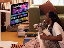 LG’nin yeni smart monitörü Swing, esnek standı ve dokunmatik ekranıyla tanıtıldı