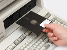 Milyonlarca insanın hayatları, hala floppy disketlere bağlı!