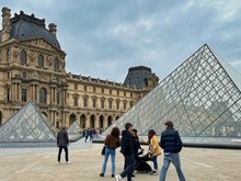 "Cep telefonlarının istilası" Louvre Müzesi'ni kapattı