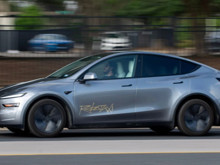 Tesla'nın otonom taksisi, park halindeki araca çarptı