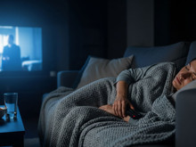 Bütün gece TV karşısında uyumadan önce iki kez düşünün: İşte nedeni