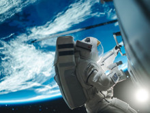 İkinci astronot vakası: 'Uzayda saldırıya uğrayan sevgilisine' para gönderince...