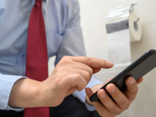 Tuvalette cep telefonu kullanıyor musunuz? Bu haberden sonra bırakabilirsiniz