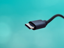 Şarj adaptöründen sonra, telefon kutularından artık USB kablo bile çıkmayabilir!