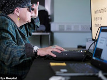 Gözün arkasına yerleştiriliyor: Görme engellilerin okumasını sağlayan çip geliştirildi