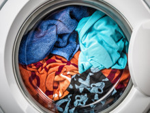 Çamaşır makinesini ağzına kadar doldurmak neden iyi bir fikir değil?