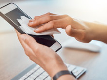 Parmak izlerinden kurtulun: Telefon ekranı nasıl temizlenir?