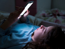 Yatmadan önce telefona bakmak, uyku sağlığını gerçekten etkiliyor mu?