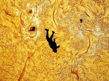 Güneş'in önünden düşen adam: Tarihi fotoğraf nasıl çekildi?