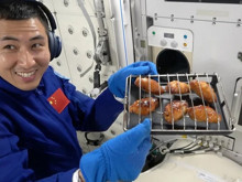 Bu fırınla her şey mümkün: Çinli taykonotlar, uzayda tavuk kanadı pişirdi