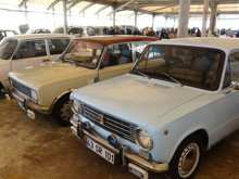 Antika Pazarı'nda nostalji rüzgarı: Klasik arabalar sergilendi