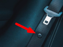 Emniyet kemerlerindeki siyah düğme ve kumaş halka aslında ne işe yarıyor?