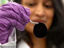 Siyahtan bile daha siyah: Işığı neredeyse tamamen emebilen siyah kumaş üretildi