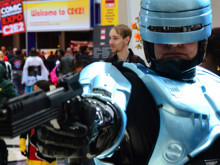 15 yıllık internet şakası gerçek oldu: Detroit'in merkezine RoboCop heykeli diktiler