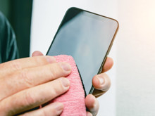 Telefon ekranını temizlerken yapılan en büyük hata: Cihazınıza kalıcı hasar veriyor!