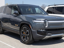 Tesla ve Rivian gibi otomotiv devleri, Apple CarPlay’e nihayet boyun mu eğiyor?