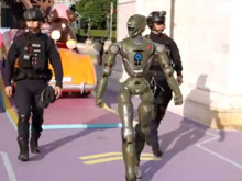 Çin’de bilim kurgu gerçeğe dönüştü: Humanoid robot polislerle devriyede
