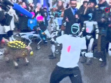 Çinli robotlar, Davos’ta sokakları renklendirdi