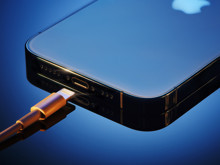 Apple'ın beyaz şarj kabloları neden zamanla sararıyor?