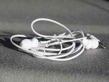 Şaşırtan değişim: Neden herkes kablolu kulaklıklara dönüyor?